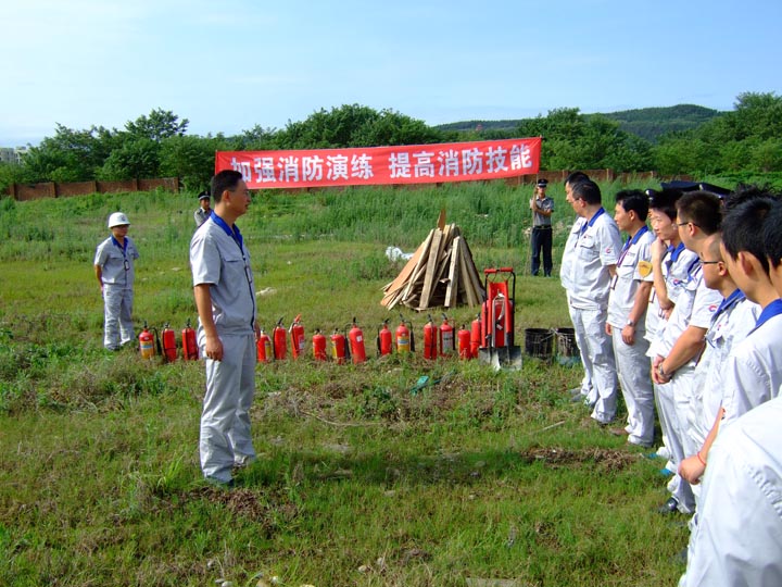 員工消防應(yīng)急隊(duì)舉行消防演練